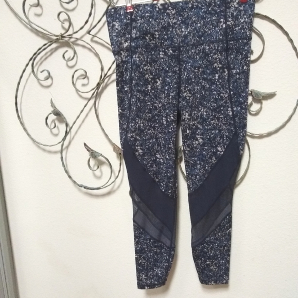 ATHLETA navy mosaic print mesh inset capri leggings, M